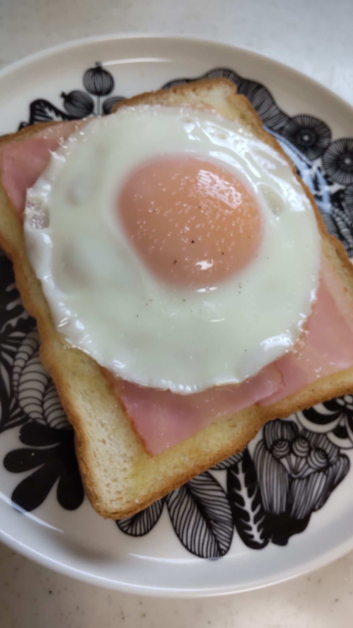 ベーコンと目玉焼きのトースト☆