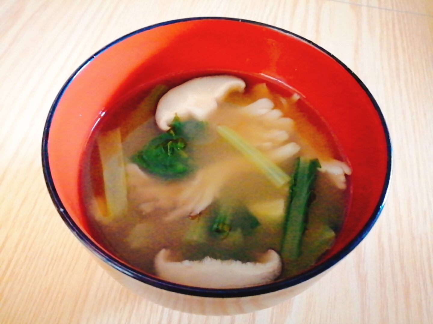 小松菜と舞茸と椎茸の味噌汁