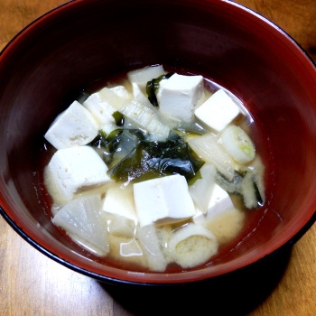 白味噌ではないので、豆腐の賽の目切りを真面目に♪大根の切り方も、指定通り❤・・❤v具が多い味噌汁は、お腹が満足するし、いろんな味が影響するのか、美味♡ポチ♡
