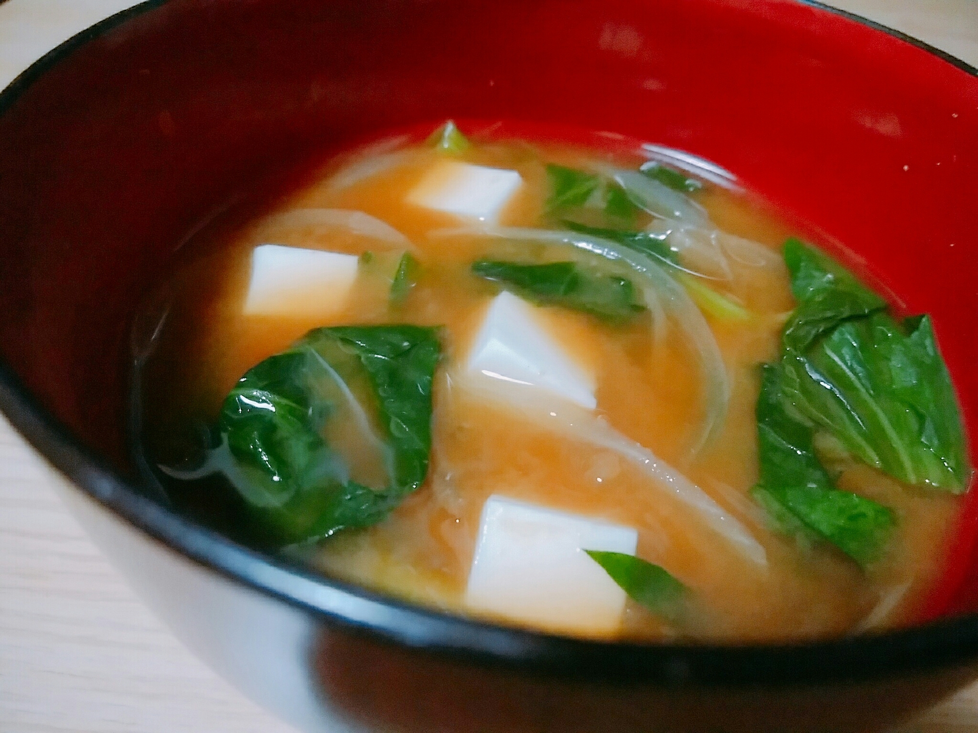 小松菜と玉ねぎと豆腐の味噌汁