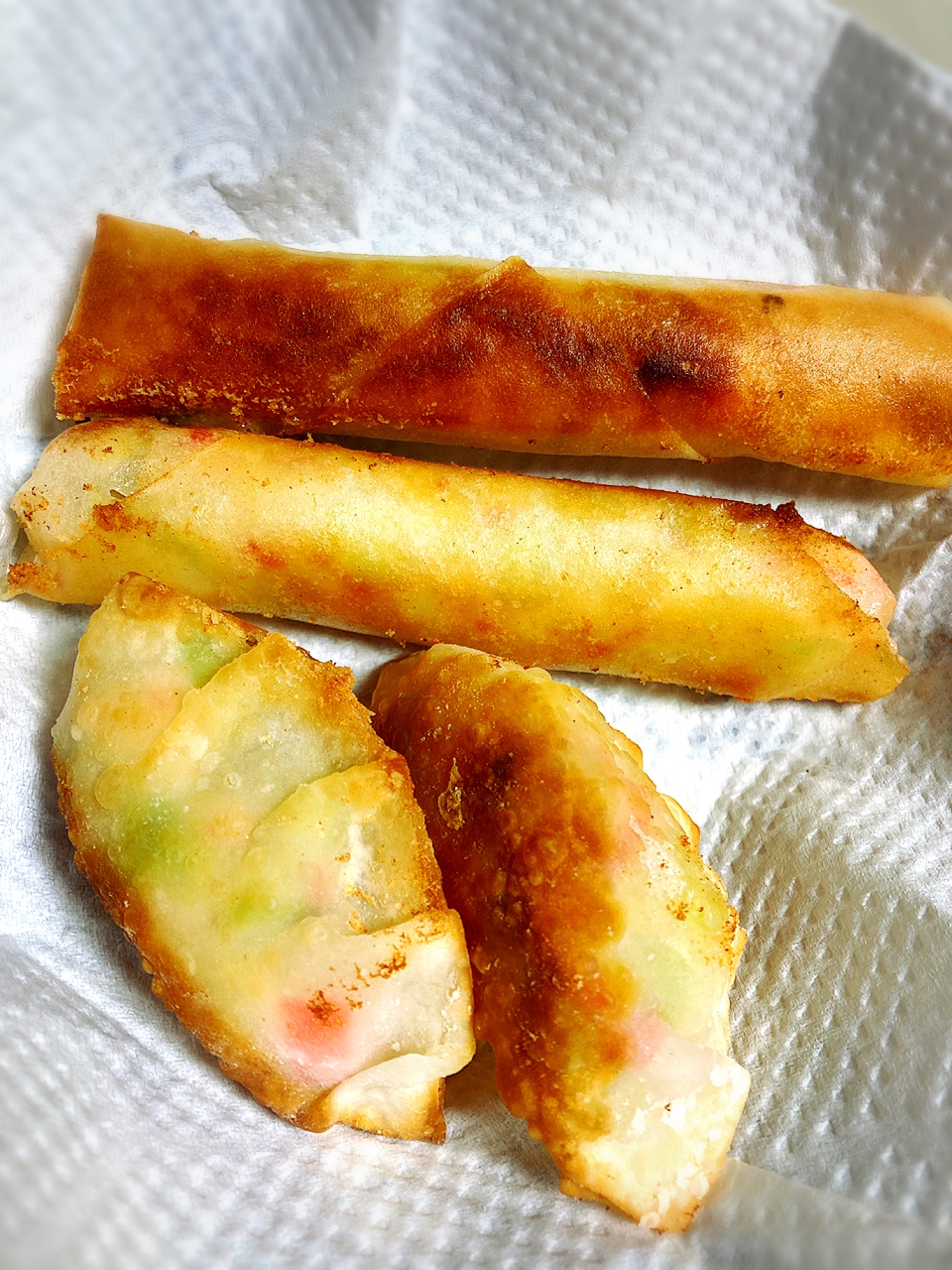 余った春巻きと餃子の皮でカニカマチーズ揚げ