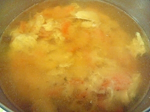 ニンジンと卵の中華風スープ