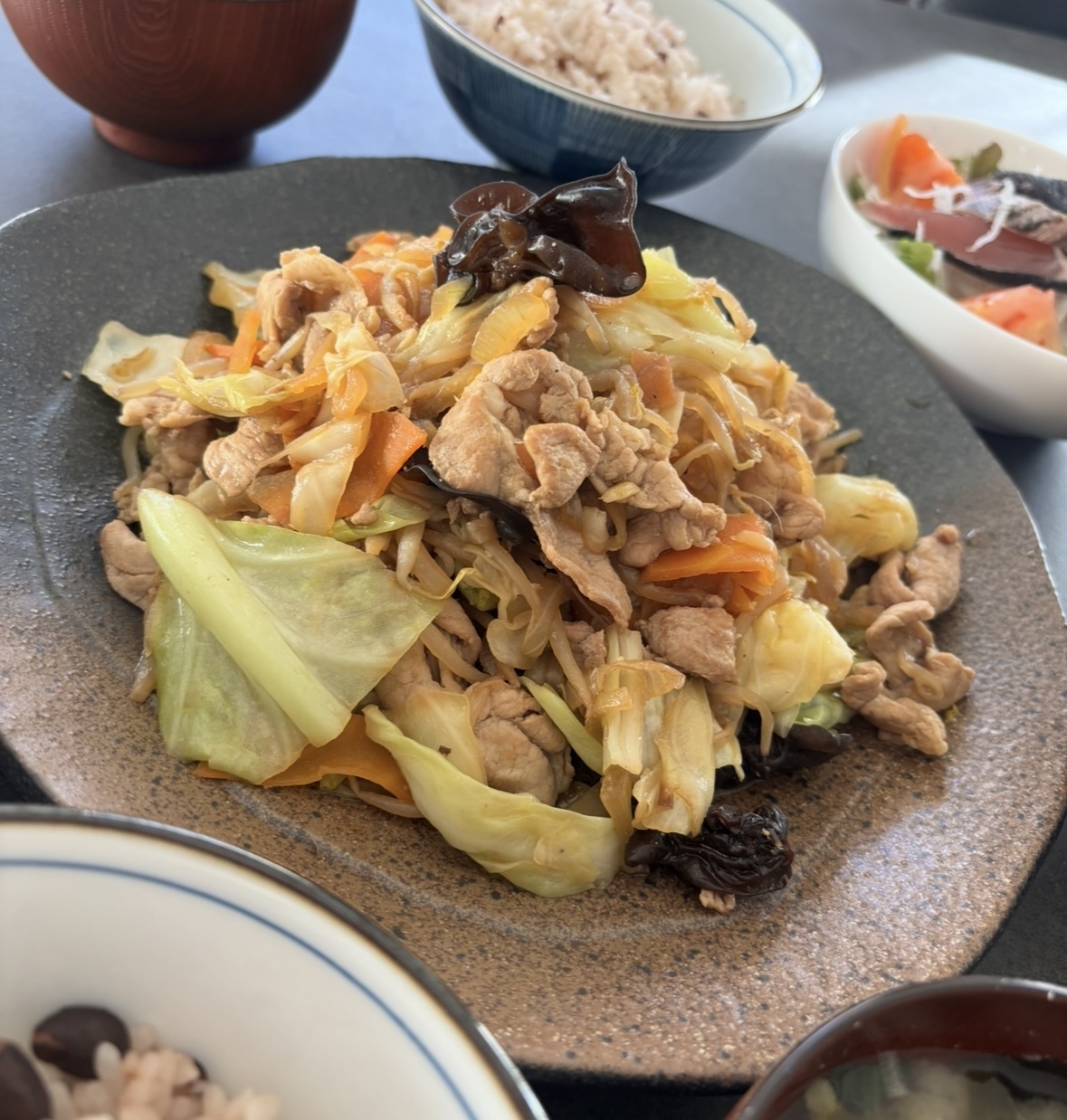 野菜たっぷり肉野菜炒め