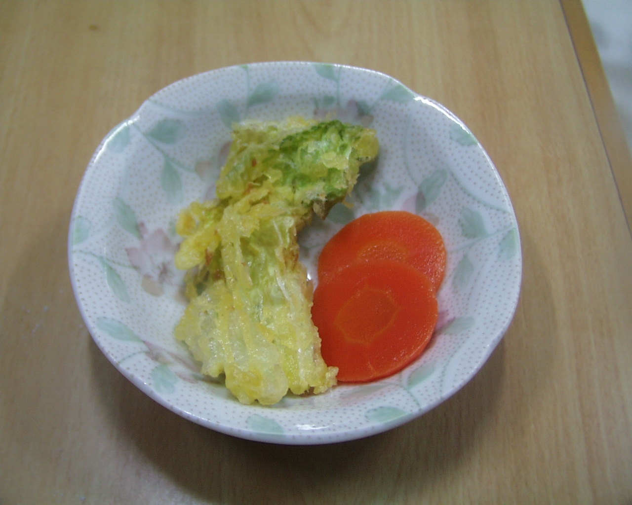 白菜の天ぷら、にんじんの添え物