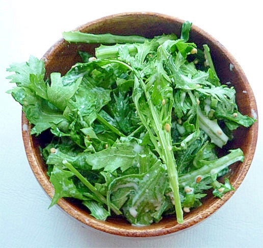 茶色の器に盛られた春菊のごまマヨサラダ