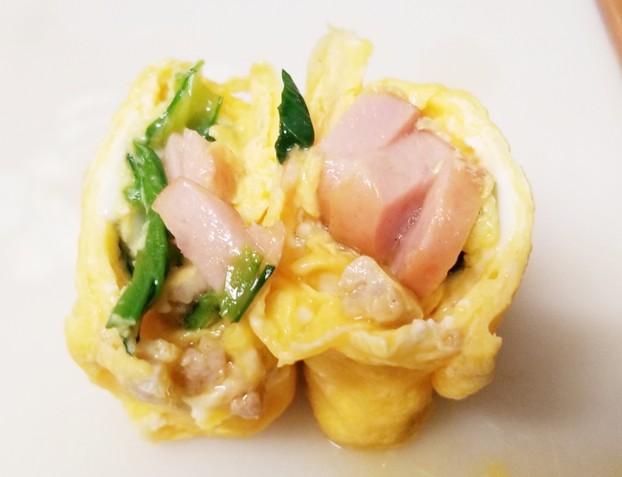 彩り豊かなベーコン、小松菜、鶏挽肉の卵焼き