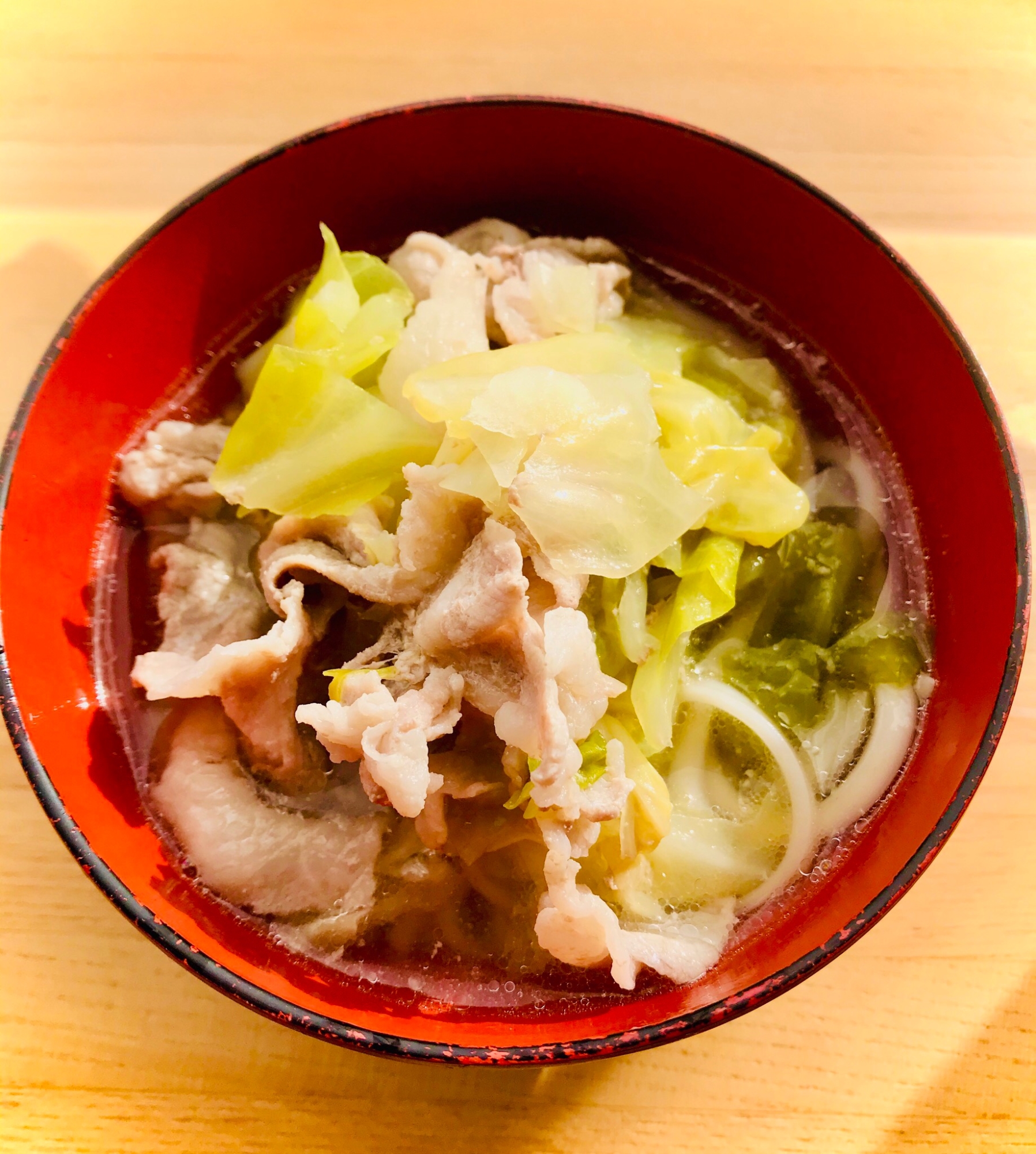 鴨の油とダシを使った豚肉とキャベツの煮込みうどん