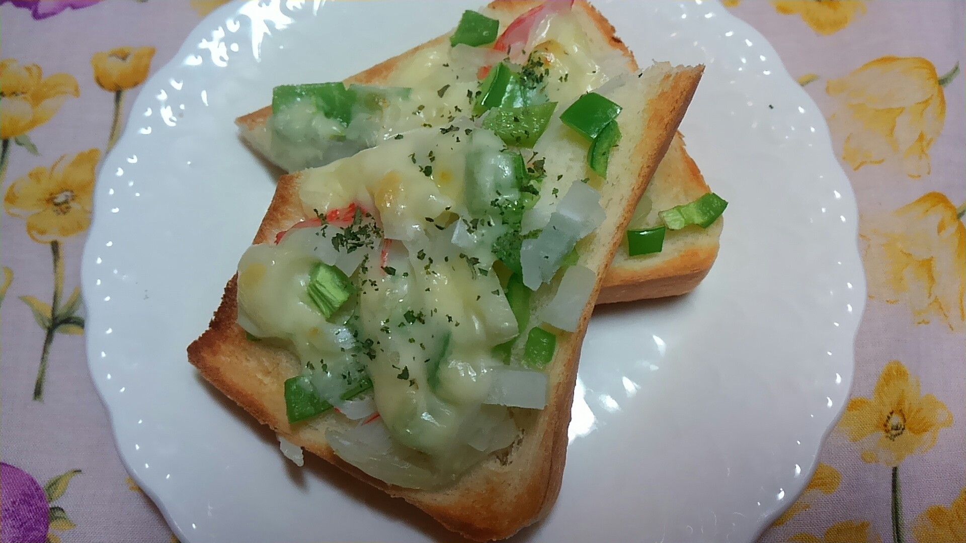 野菜とチーズのせトースト