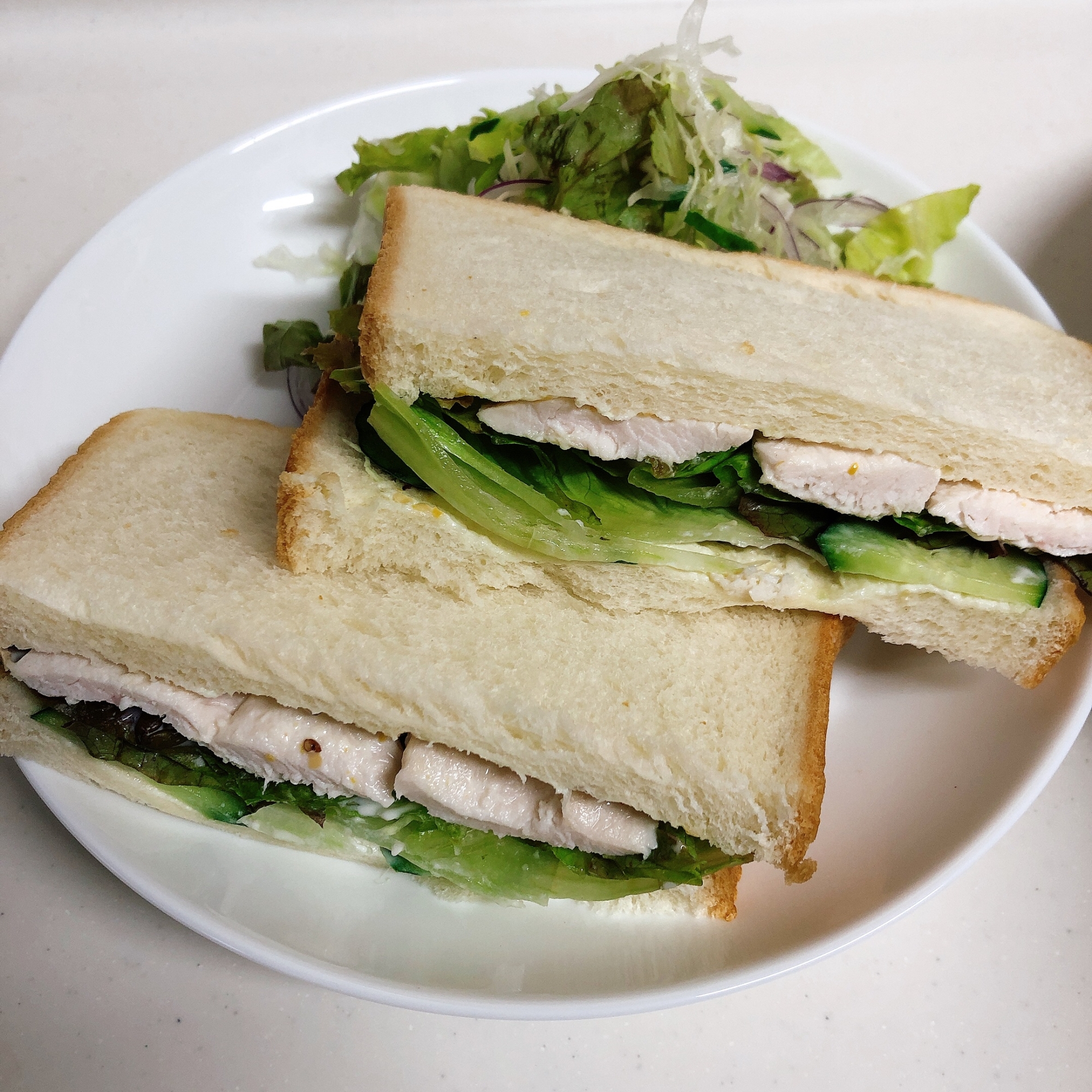 朝からヘルシー♪サラダチキンのサラダサンド