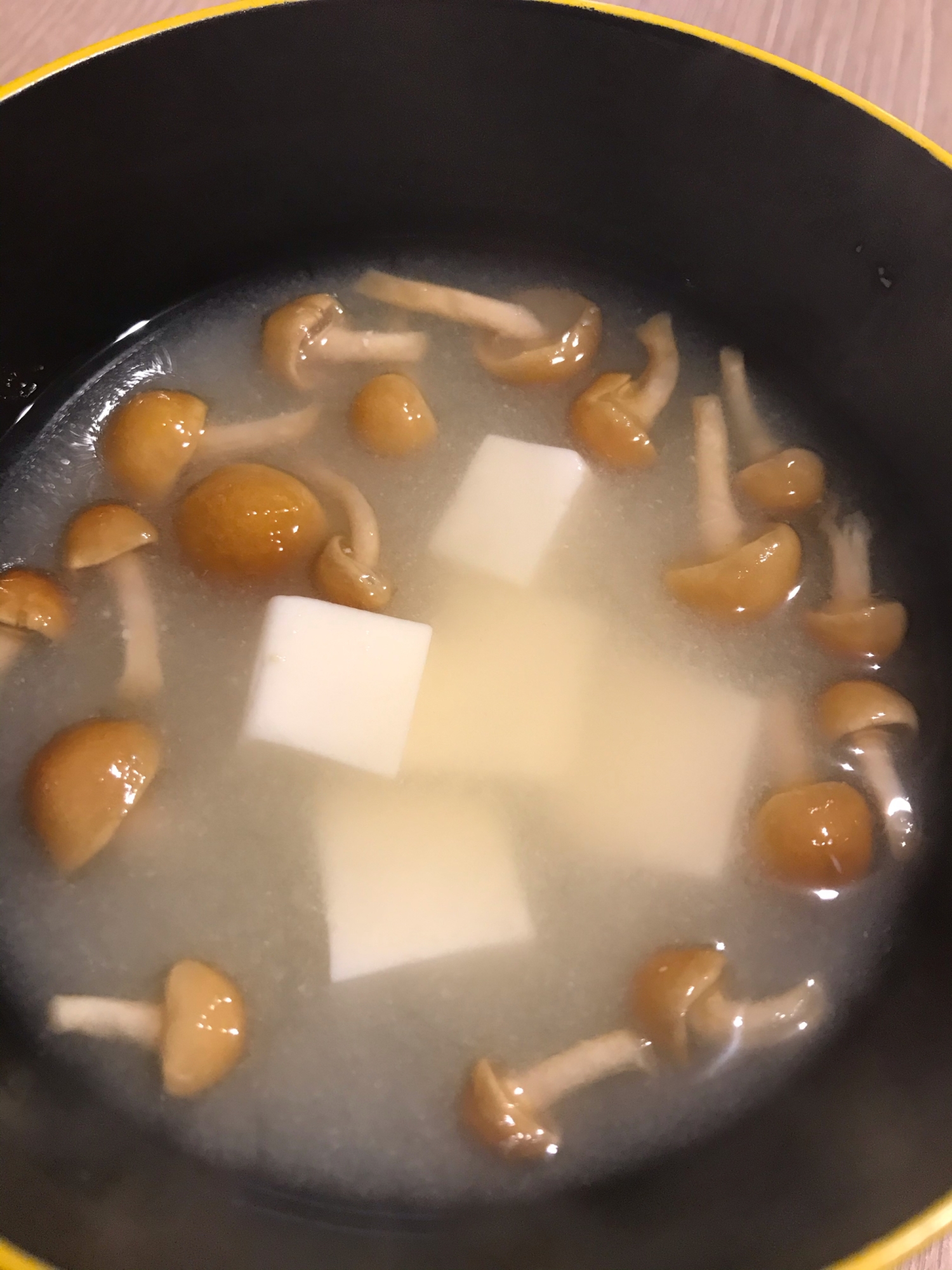 豆腐となめこの味噌汁