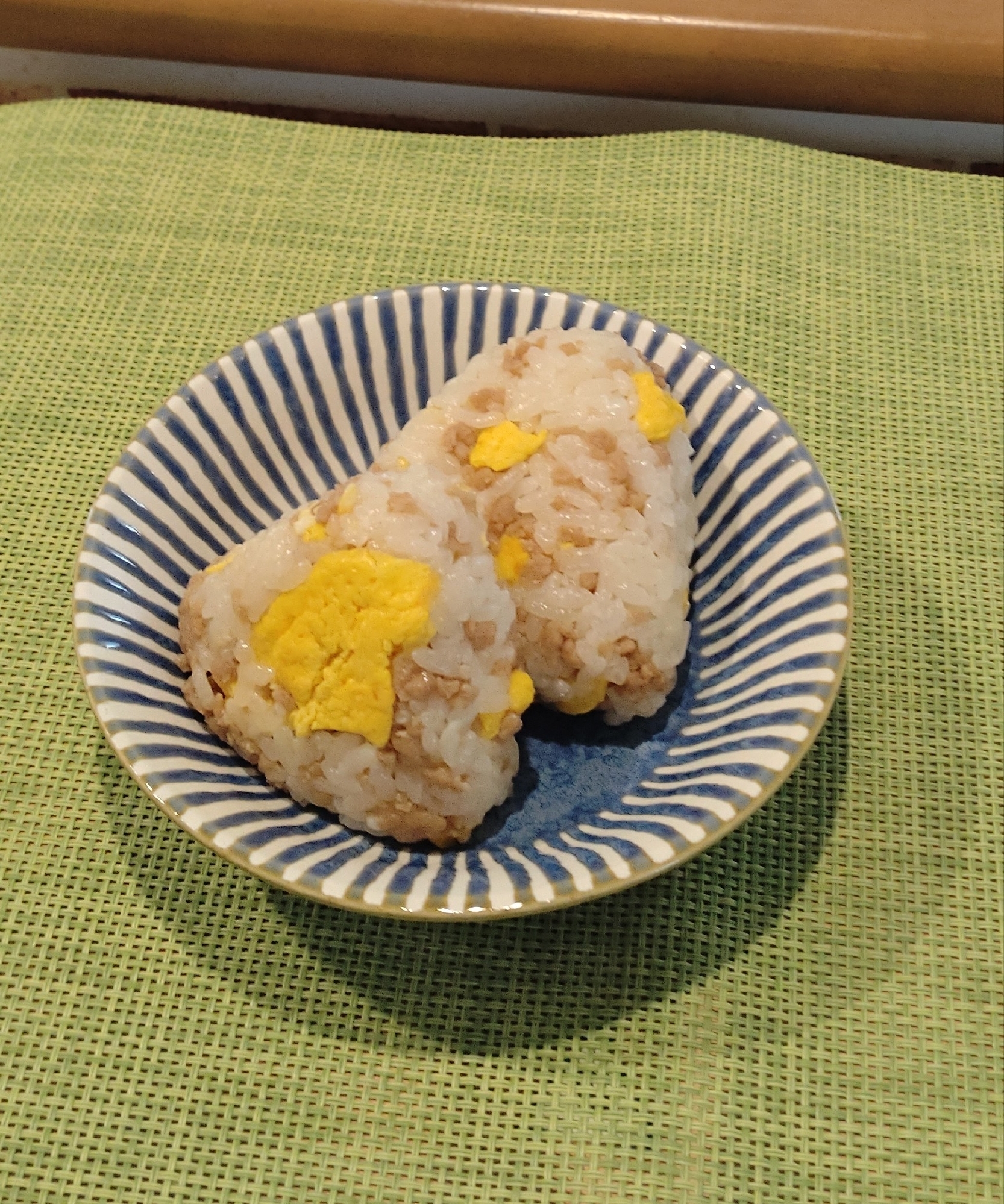 レンジで簡単♡たまごととりそぼろおむすび