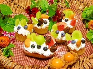 市販のカップケーキで 秋のフルーツケーキ レシピ 作り方 By ブルーボリジ 楽天レシピ