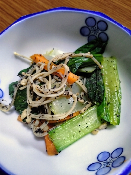 栄養たっぷり！小松菜とにんじん、えのきのごま和え