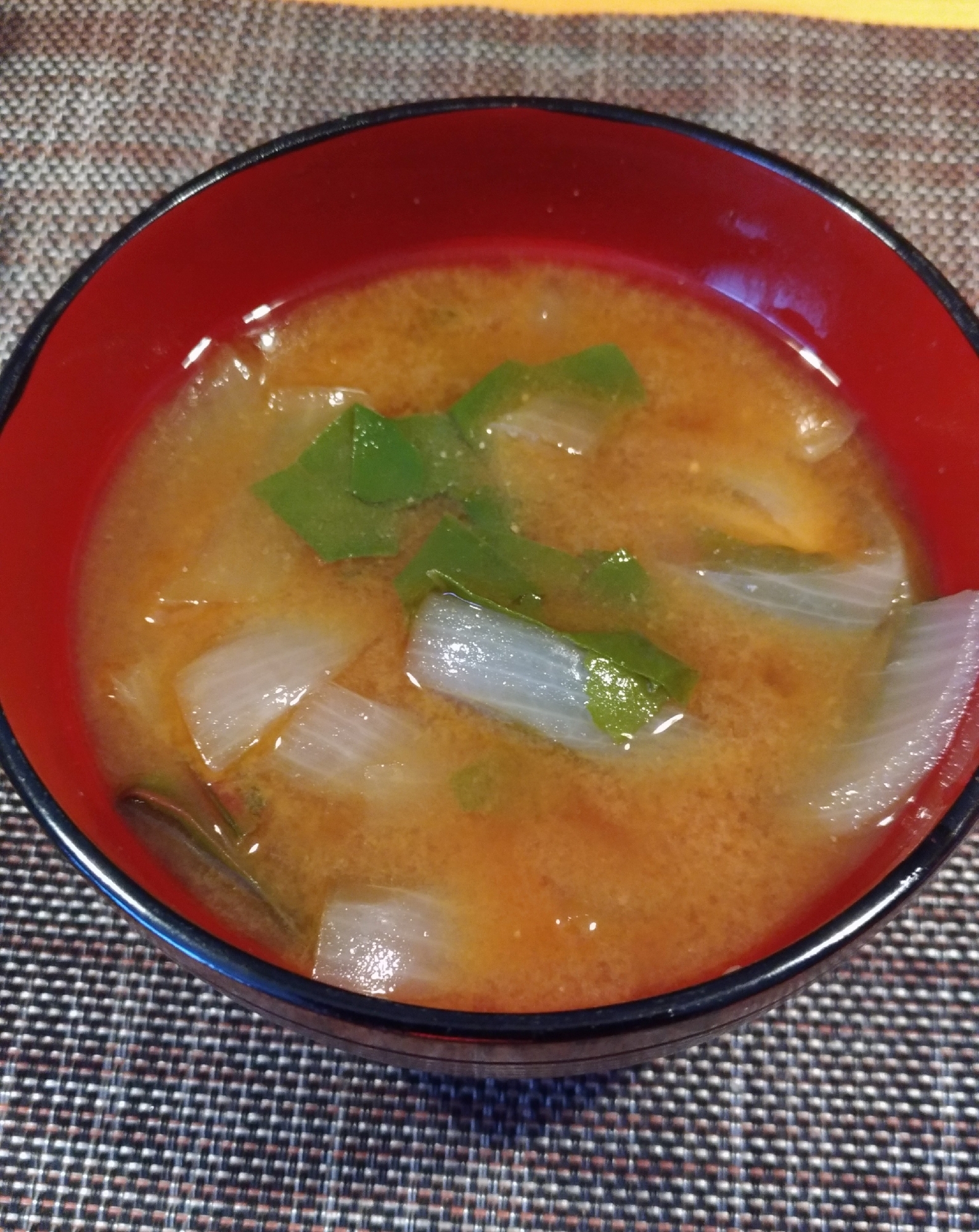 絶品エコレシピ☆ビーツの葉と玉ねぎの味噌汁