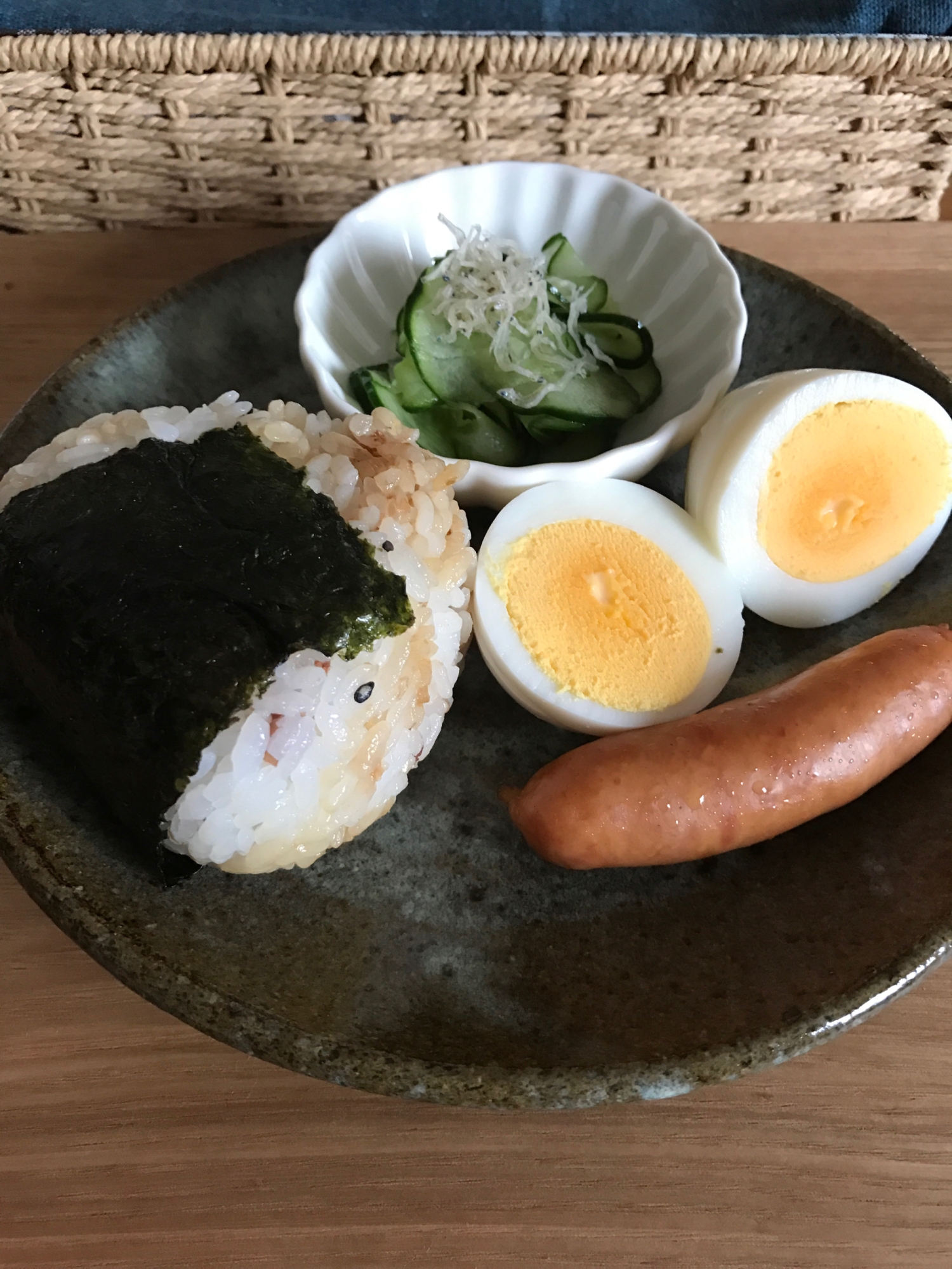 おかかゴマおむすびの朝ごはんプレート