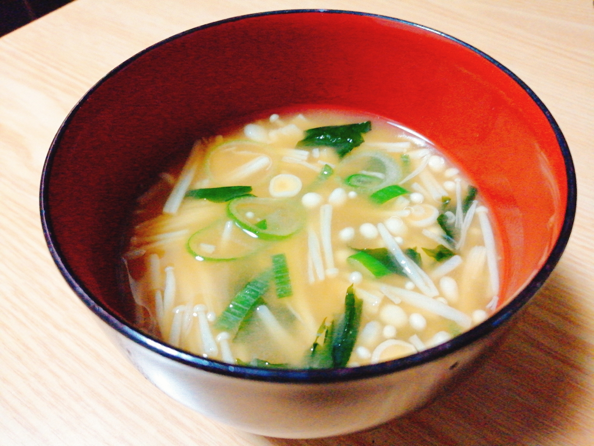 えのき茸とわかめとねぎの味噌汁