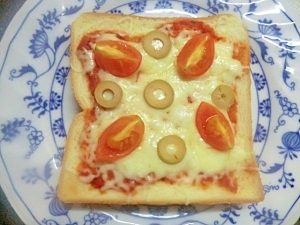 トマトとオリーブのピザトースト