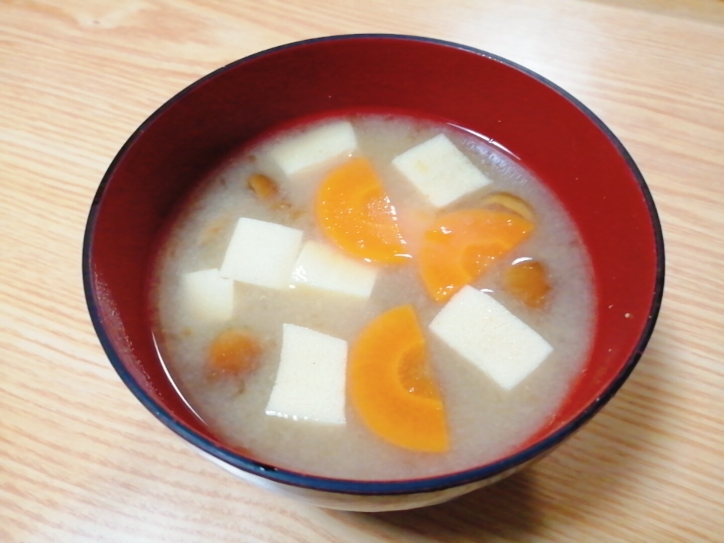 高野豆腐と人参となめこの味噌汁