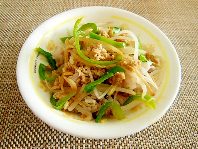 ピーマンともやしと鶏ひき肉の塩麹ソテー雑穀ごはん♪