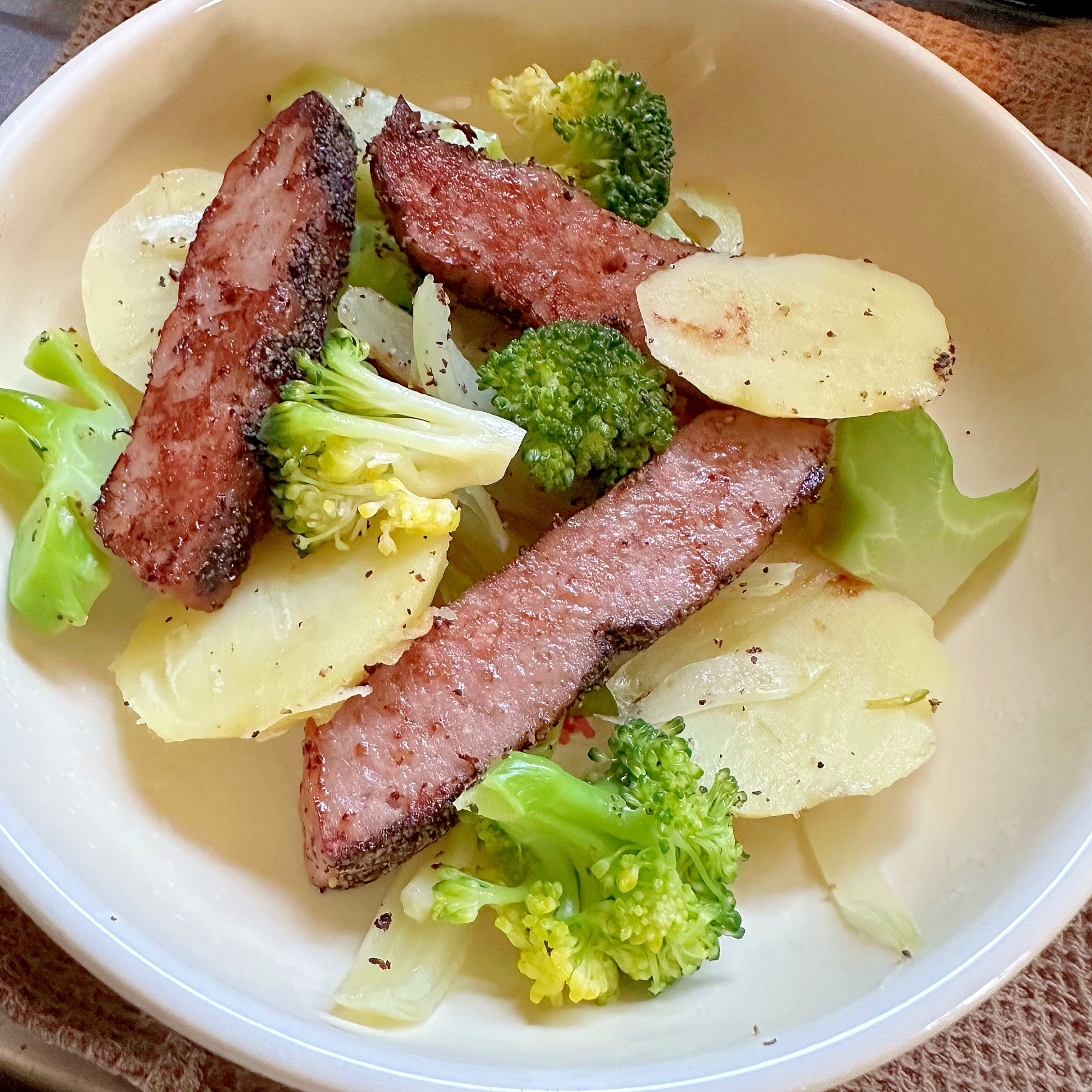 ハムとじゃがいもとブロッコリーの鶏ガラ炒め☆.*･