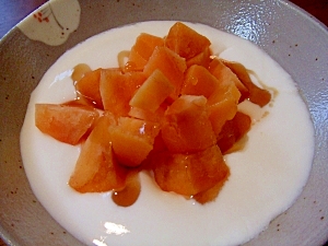 シャリシャリ！冷凍柿とメープルのヨーグルト☆