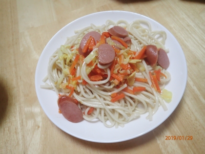 キャベツが少な目ですが、家にある材料で作れて良かったです。
饂飩は乾麺を茹でてから使っています。