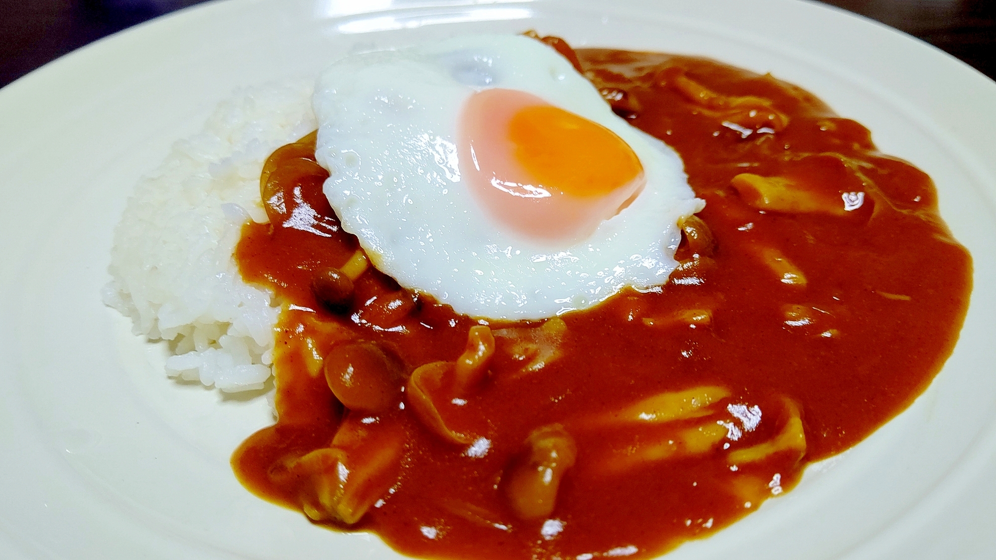 【煮込まない秋カレー】しめじとベーコンの月見カレー