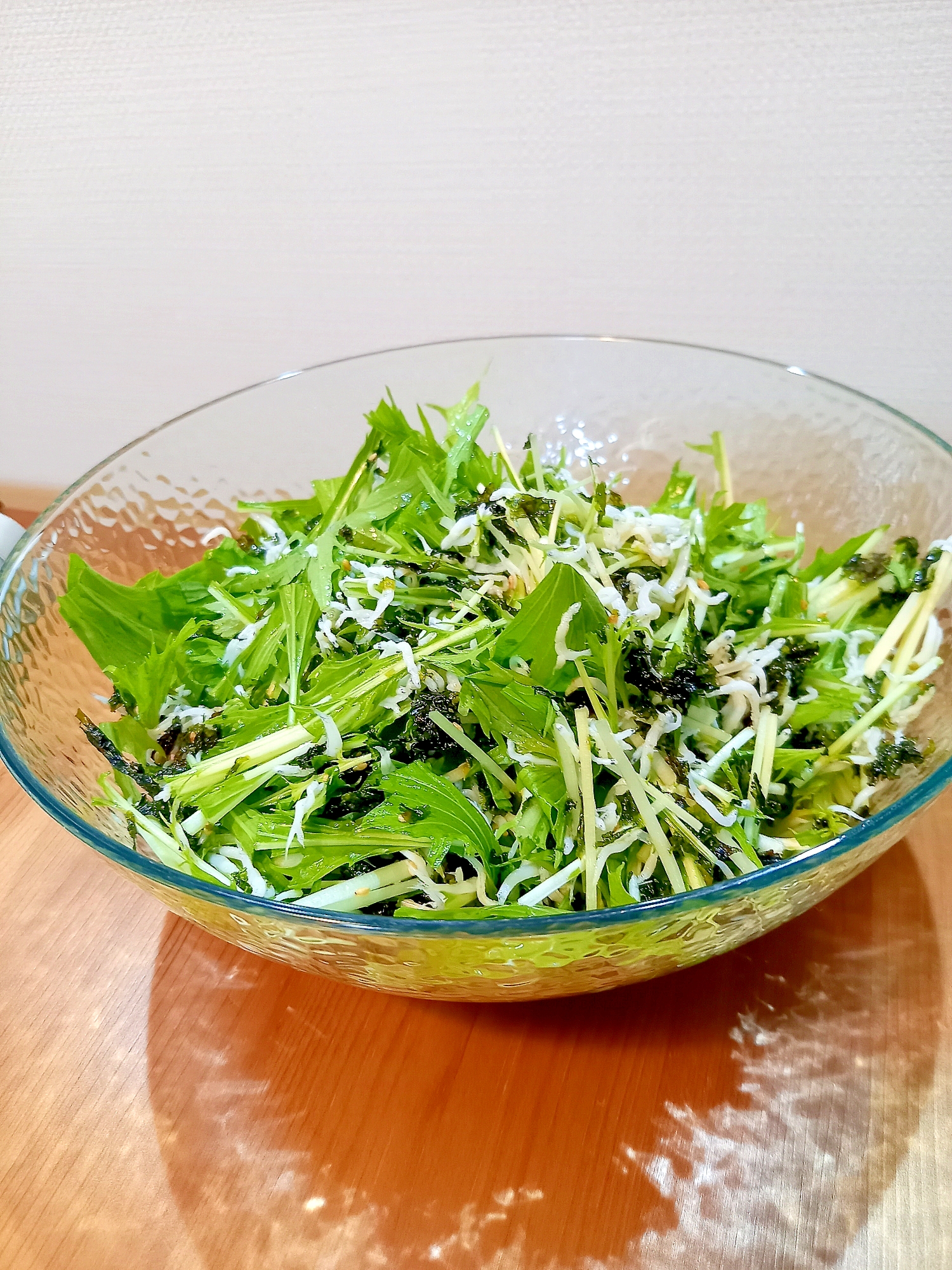 切って混ぜるだけ♪水菜としらすの美味しいサラダ