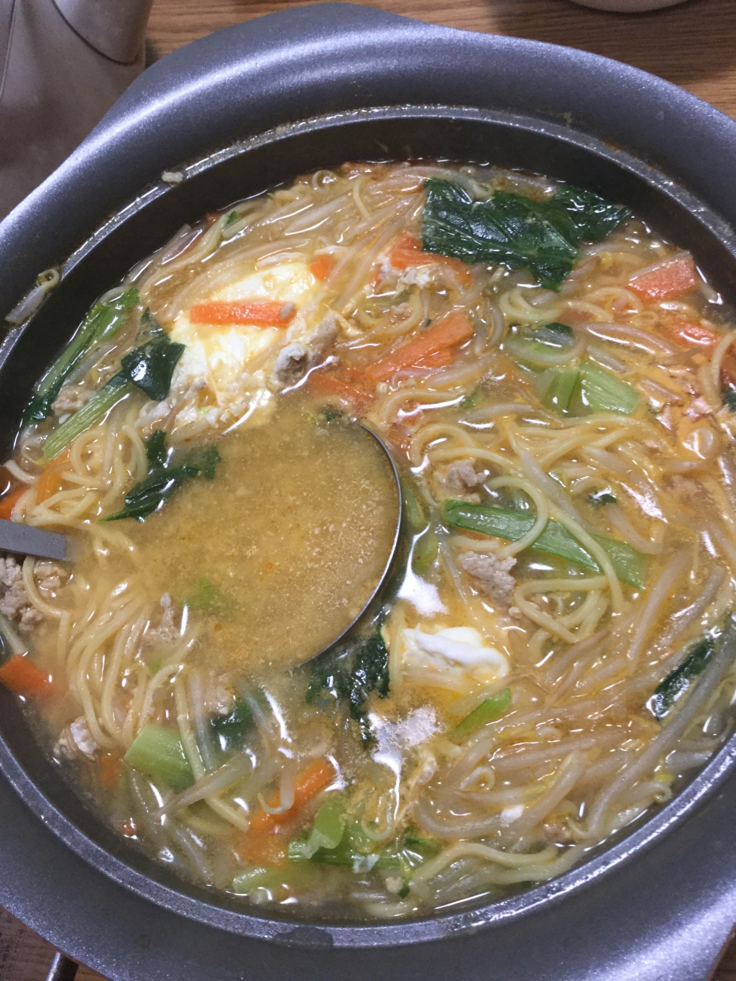 坦々風煮込みラーメン