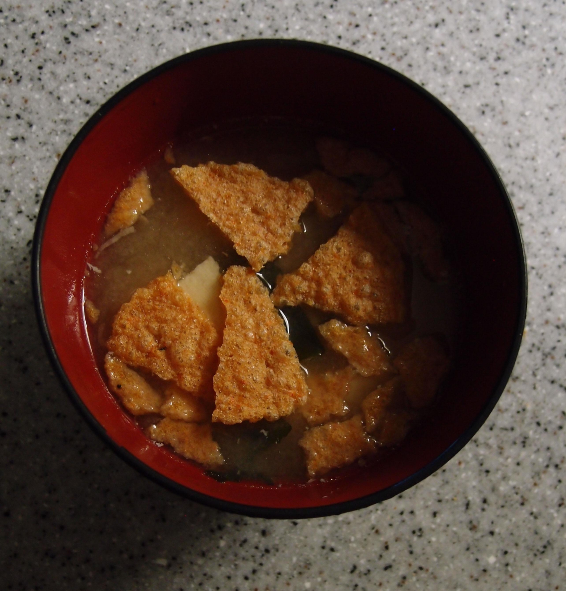 高級海老揚げせんべいと豆腐とわかめのお味噌汁