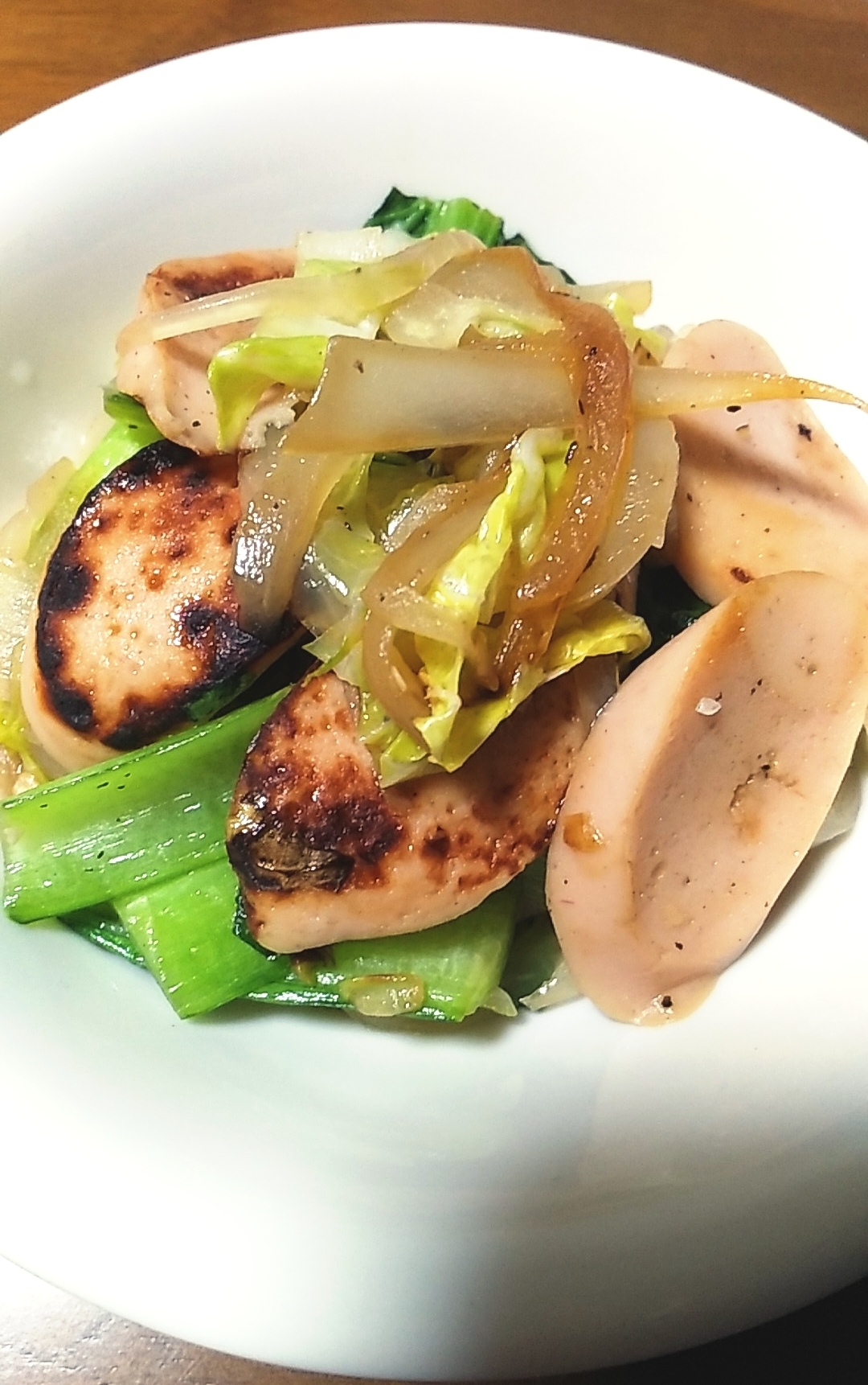 魚肉ソーセージ　新玉葱　春キャベツ　小松菜の炒め物