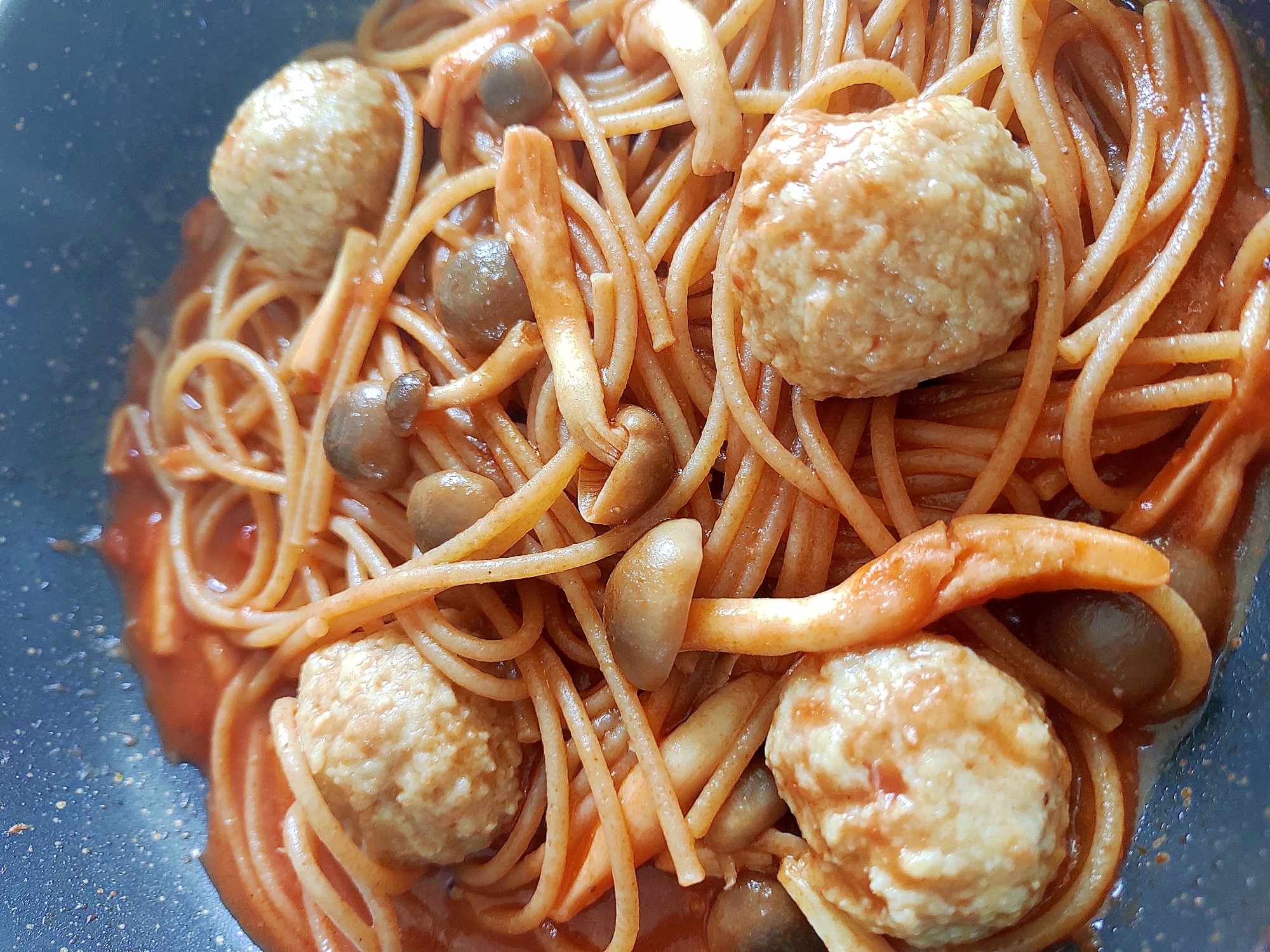 鶏団子としめじのトマトパスタ