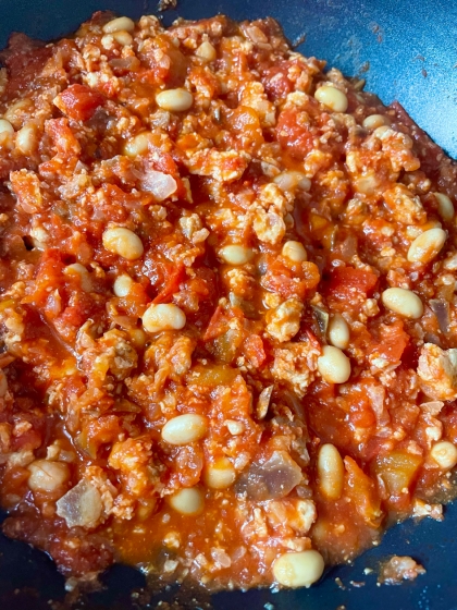 トマト缶と大豆があったので、作らせていただきました。
香りも良く、食欲そそります。
チーズをかけたり、丼にしたりして楽しみたいと思います。