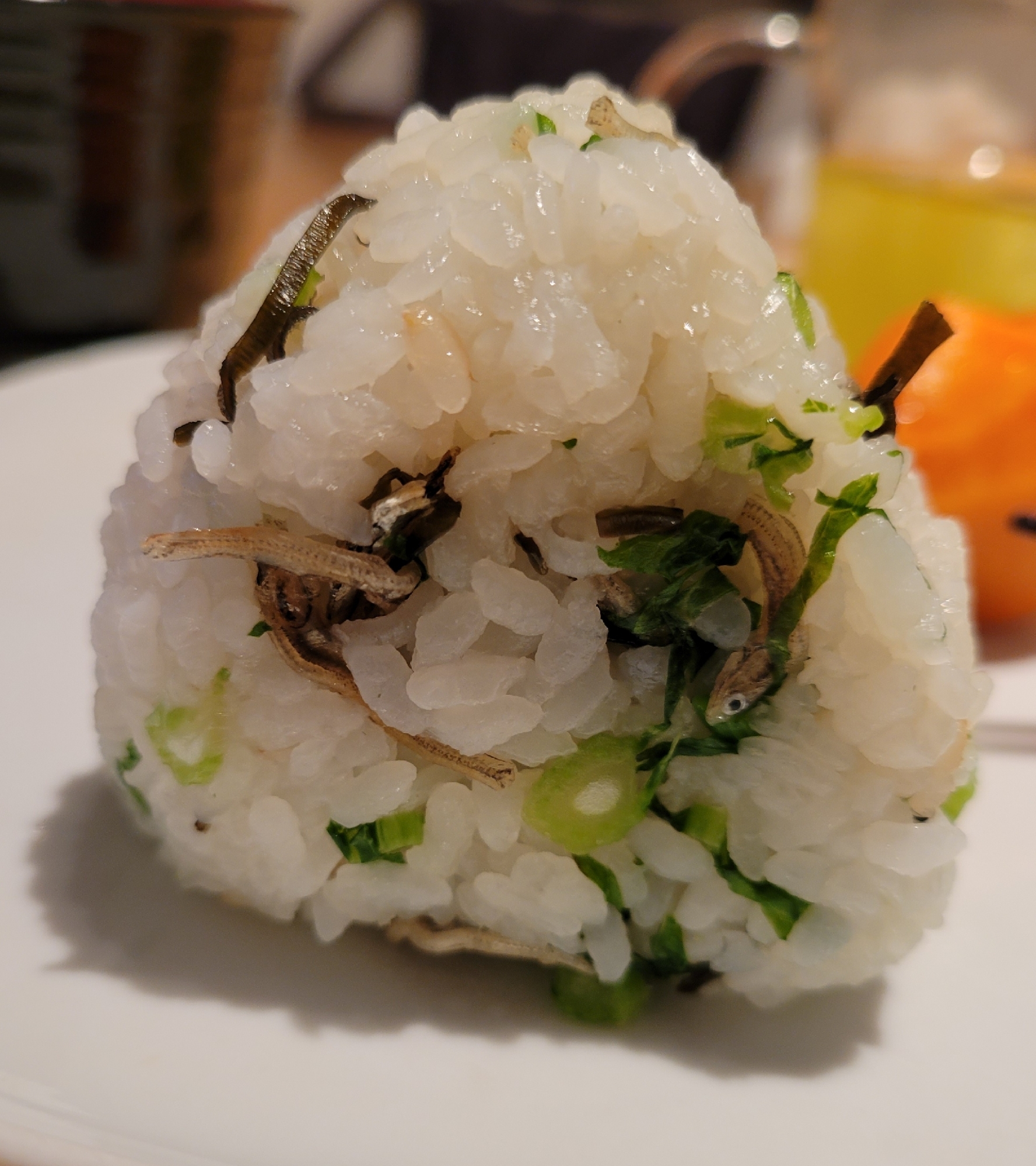 胡麻油かおる青菜とじゃこおにぎり