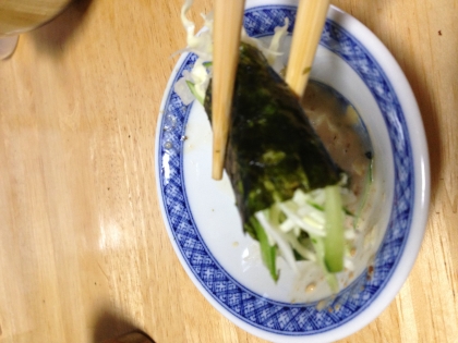 昨晩残った生野菜を、一口に切った韓国海苔に巻きながら、ピリ辛ゴマドレッシングにつけて頂きました。ご馳走様でしたぁ〜。