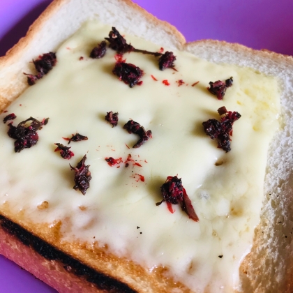 梅カツオとチーズのトースト