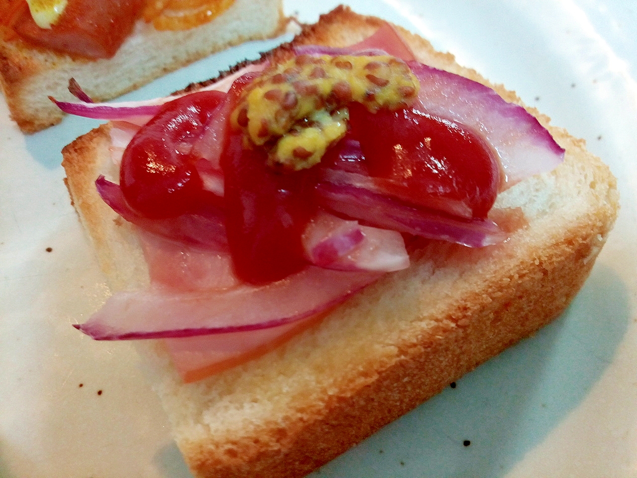 ケチャ/マスタードで　ハムと紫玉ねぎのミニトースト