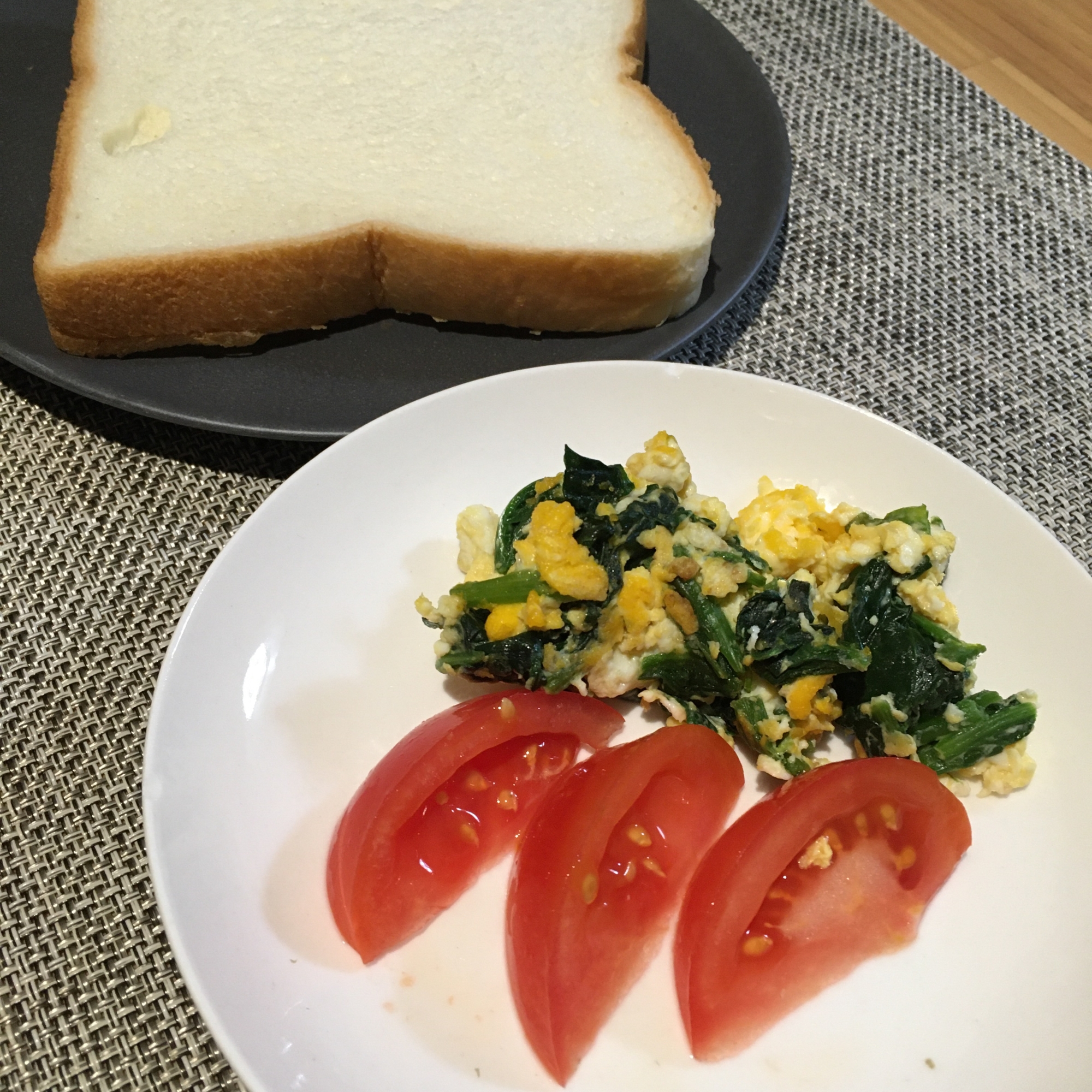 朝食に。食パン&ほうれん草の卵炒めとトマトサラダ