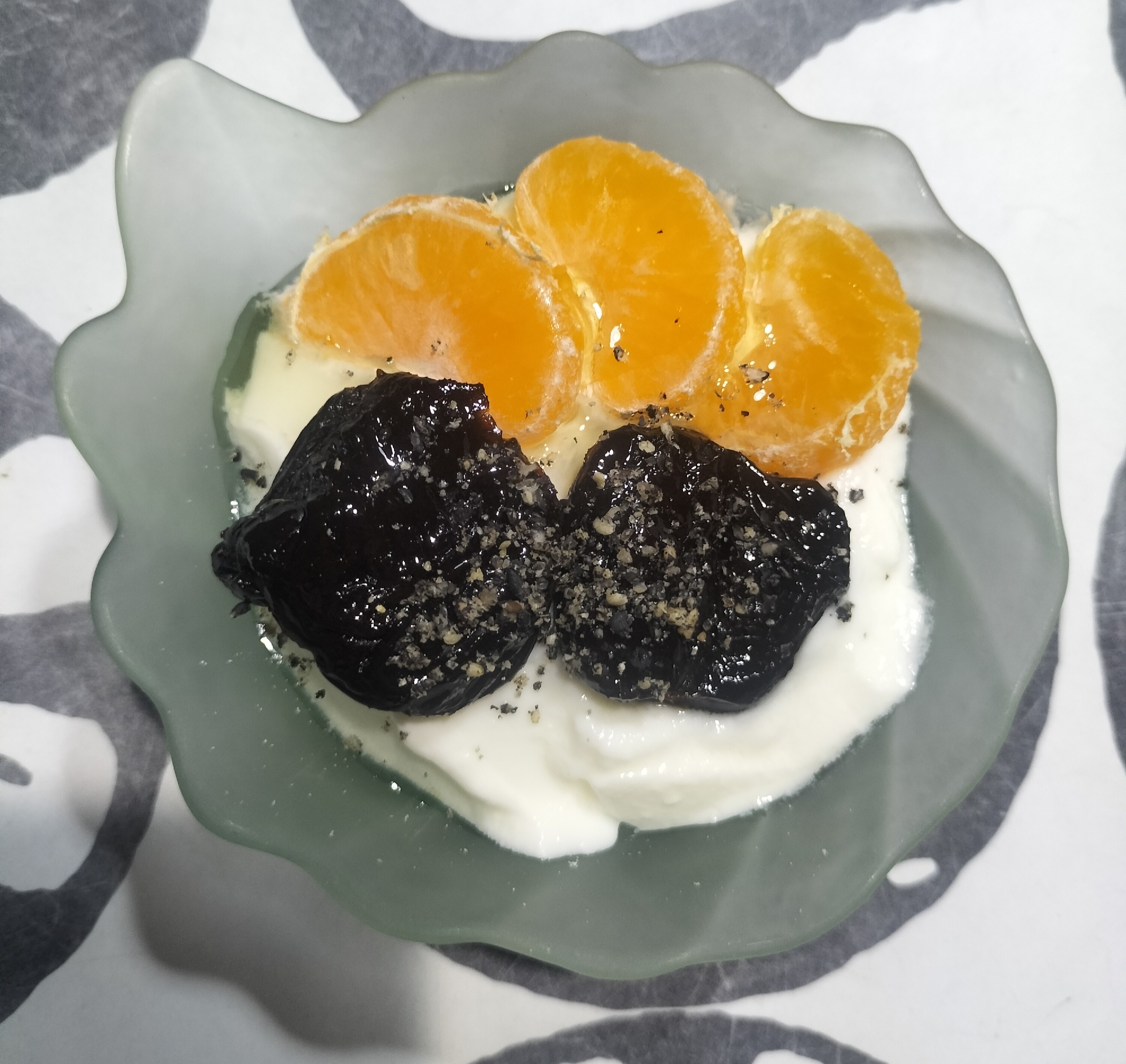 プルーンと蜜柑の黒胡麻ヨーグルト