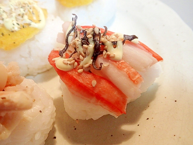 マヨで　かにかまと塩昆布と白ごまの焼きおにぎり