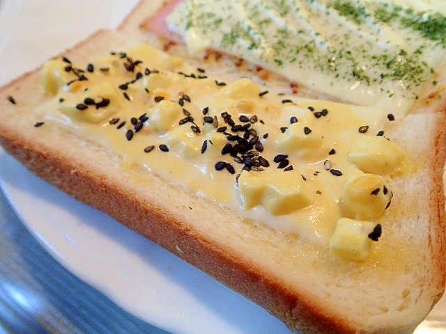 スライスチーズと卵サラダの黒ごまかけトースト