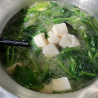 豆腐とほうれん草の味噌汁