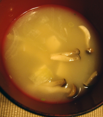 何度か撮り直したのですが･･･玉葱と豆腐が沈んでしまって、分かりづらい写真でスイマセン。玉葱が甘くなって、美味しいお味噌汁でした。ご馳走様☆