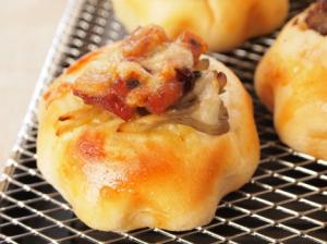 照り焼きチキンとハンバーグのお惣菜パン