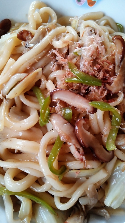 人参とピーマンと椎茸の焼きうどん