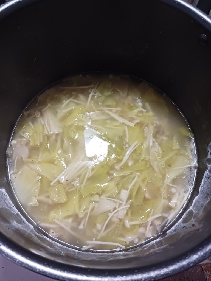 レシピをベースに冷蔵庫の余り野菜を入れてスープを作りました。
無駄なく食材が使えて嬉しいです♪
ラーメンスープにもできそうです。
また作ってみたいです