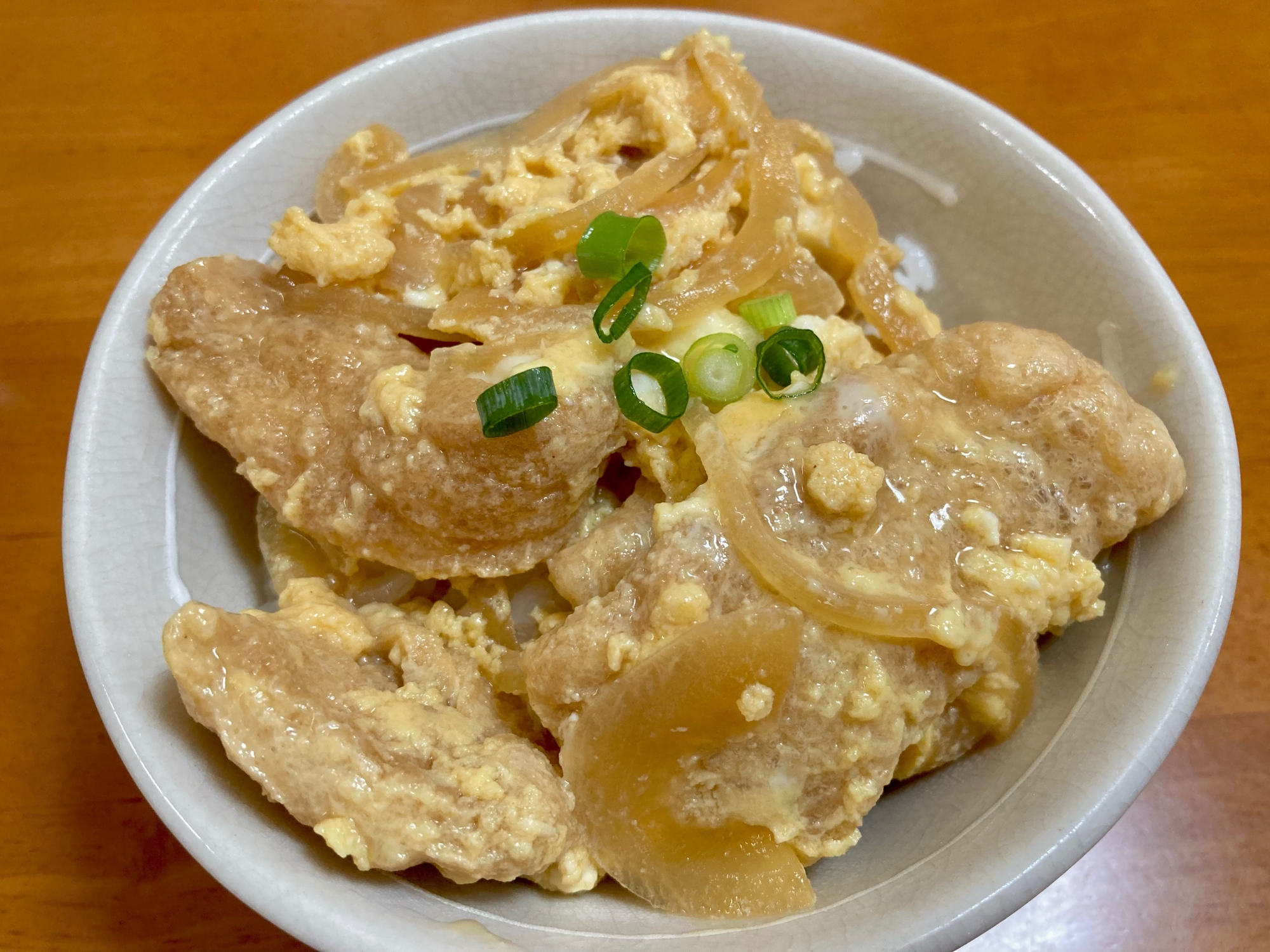 節約！油揚げと玉ねぎの卵とじ丼