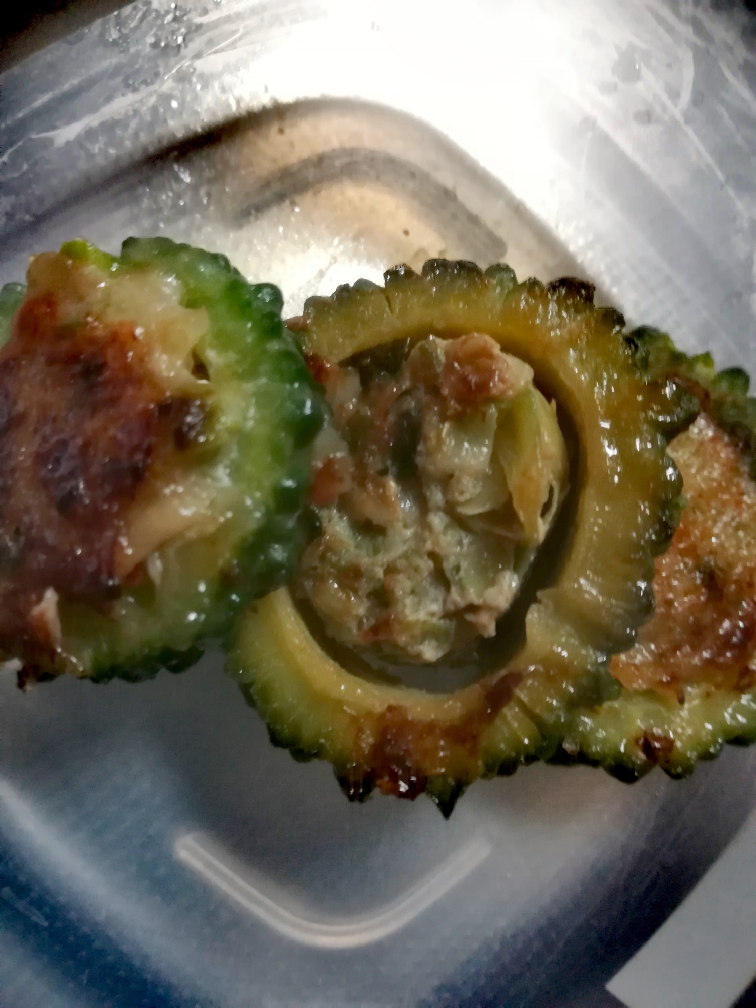 皿に盛られたゴーヤの肉詰め焼き