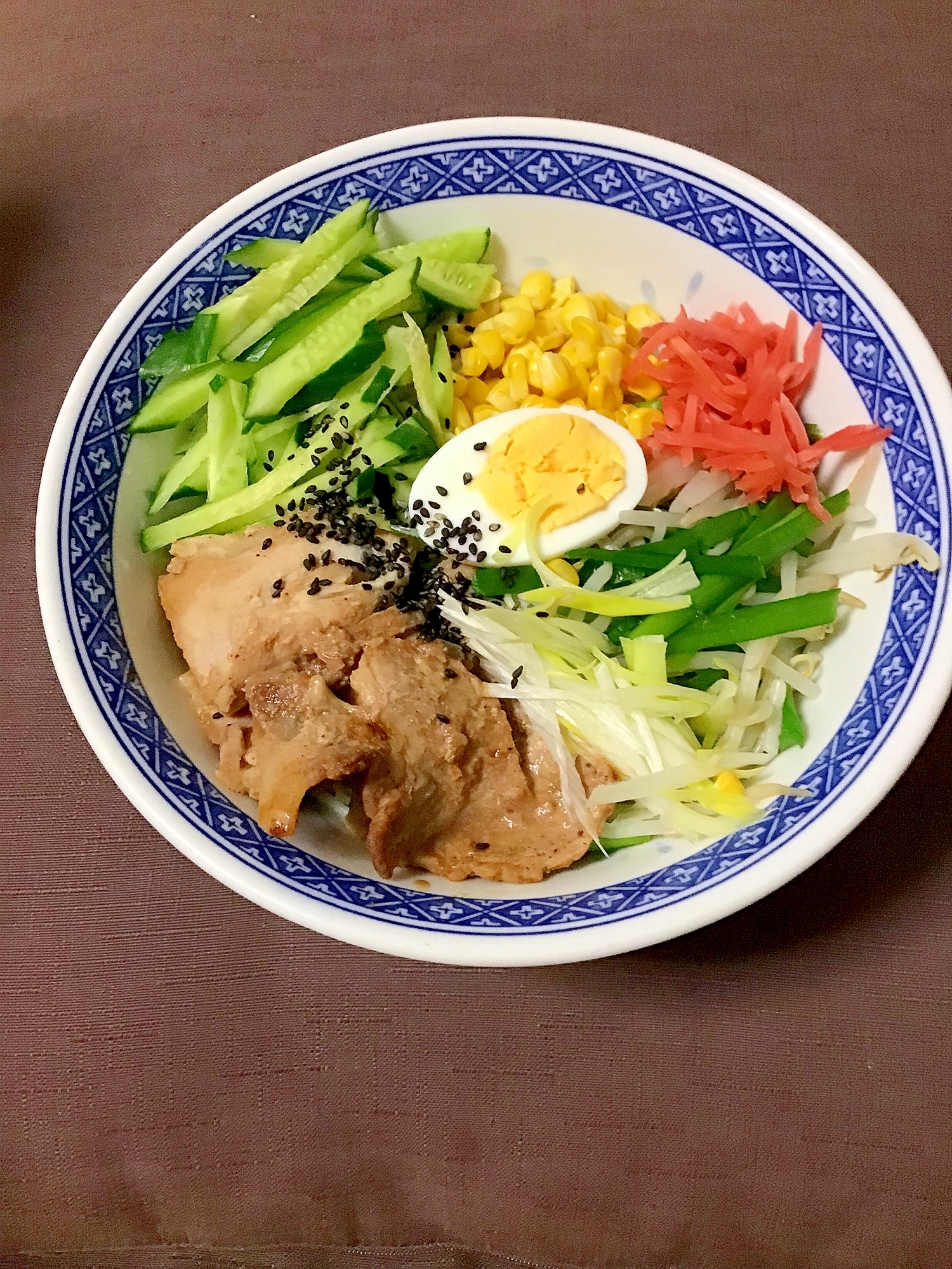 豚の生姜焼きを乗せた冷やし中華。