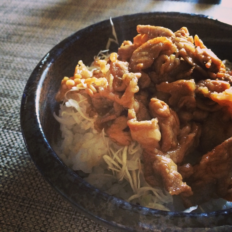 器に盛られた豚丼